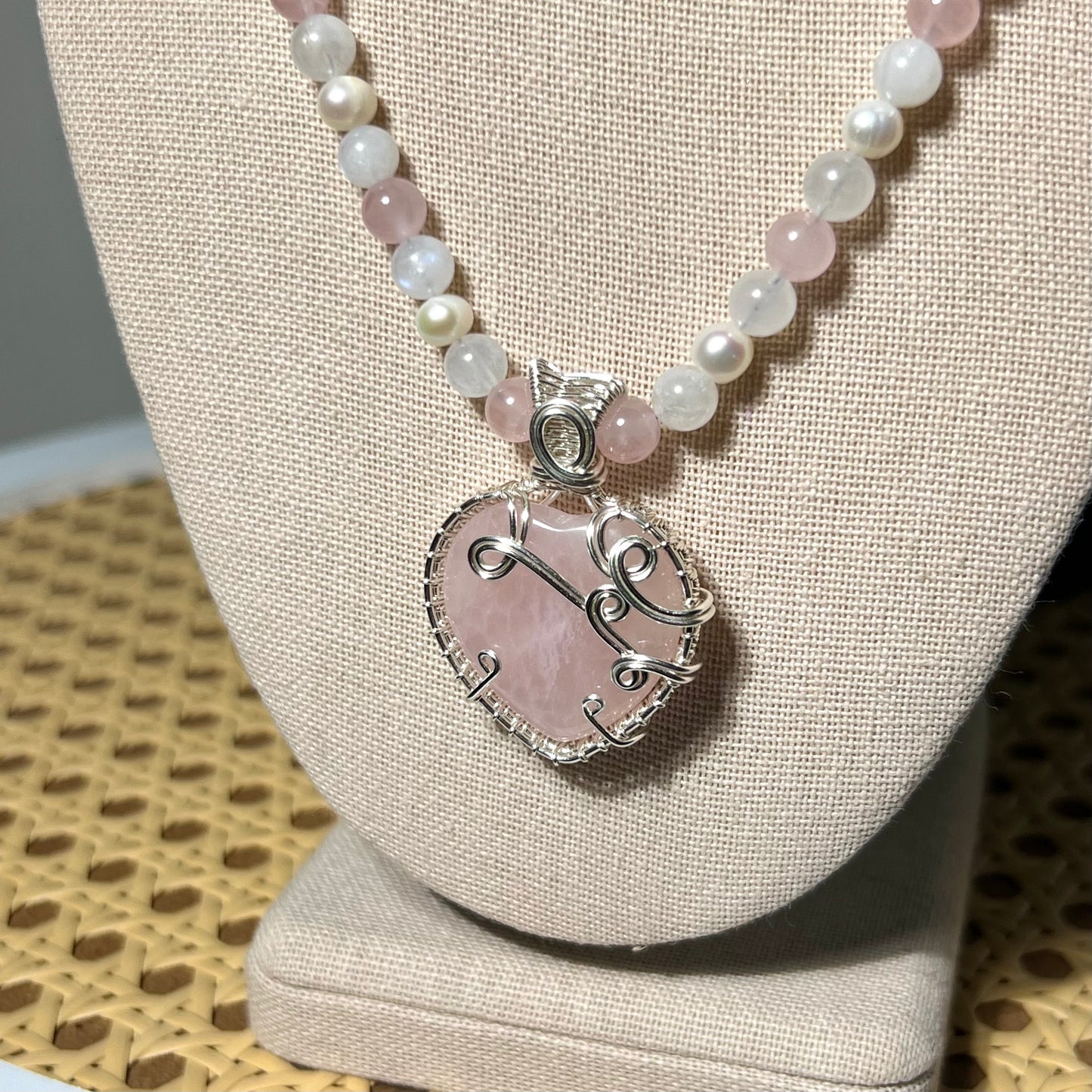 Rose Quartz Corazón Necklace {silver}
